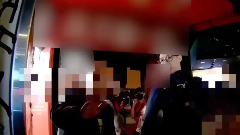 ▲一名就讀台大的22歲蔡姓男子因行動不便，使用電動輪椅代步過程中疑似不慎壓到一旁洪姓男子的腳。（圖／翻攝畫面）