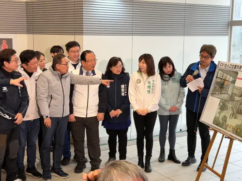 ▲新北市長侯友宜（左3）6日到中和光復線起點的新北環狀線秀朗橋站視察，未來連接臺北市段，就能一路延伸至國父紀念館，還能5線轉乘。（圖／新北捷運局提供）