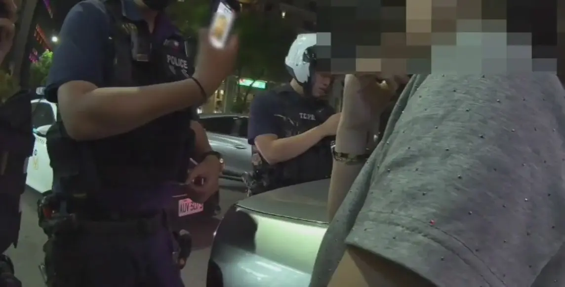 ▲高女拿出假證件企圖蒙混過關，但她與照片實在不像，豈料高女竟瞎掰「整形過、削過骨、壂鼻子…」所以才不像(˙圖/記者鄧力軍翻攝)