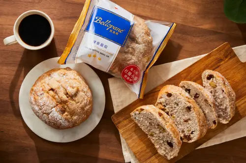 ▲ 雙色葡萄乾與蔓越莓乾、核桃佐龍眼蜂蜜等豐富果香的裸麥葡萄