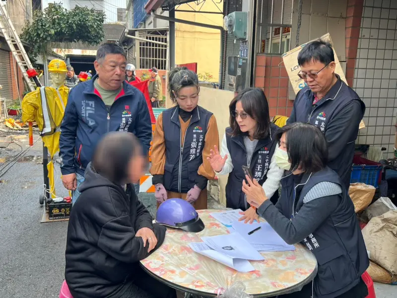 ▲太平戶所主任王琇昤(右三)率同團隊前往現場，協助民眾補辦證件(圖／民政局提供2026.1.6)
