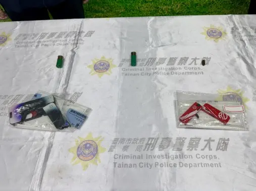 ▲台南市刑警大隊起獲非制式卡片型手槍1枝、手機型手槍1枝、霰彈槍子彈2顆等證物。（圖／台南市刑警大隊提供）