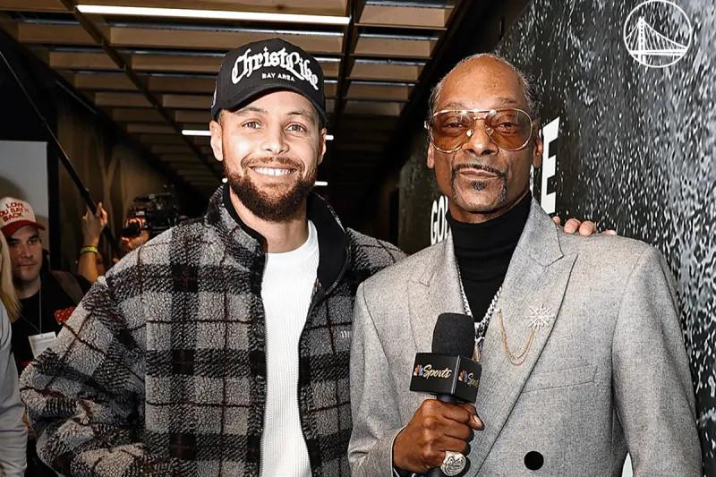 ▲勇士總教練科爾（Steve Kerr）因不滿裁判漏吹干擾球而陷入瘋狂暴走，最終遭到驅逐出場。然而，這段火爆場面卻因轉播平台Peacock請來的重量級嘉賓——饒舌傳奇史努比狗狗（Snoop Dogg）的即興解說。（圖／取自金州勇士X）