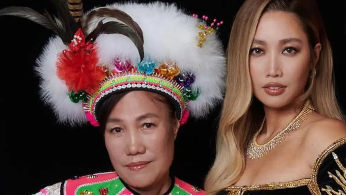 ▲A-Lin的媽媽（左）演過國片《寒蟬效應》，還曾經踏入政壇高票當選，一家人舊照曝光，粉絲直說A-Lin和母親長的很像。（圖／A-Lin IG@lulin168）