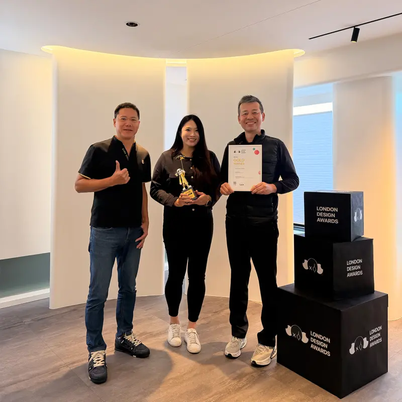 ▲歐德集團陳國都董事長(右一)向巧寓舍計團隊道賀，喜獲英國倫敦設計大獎國際級肯定。（圖／歐德提供）