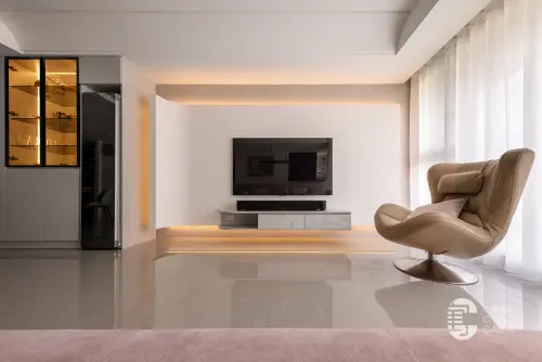 ▲立體雕塑感電視牆如書頁翻篇，巧寓舍計以幾何與光影鋪陳，定調空間的深度與層次。