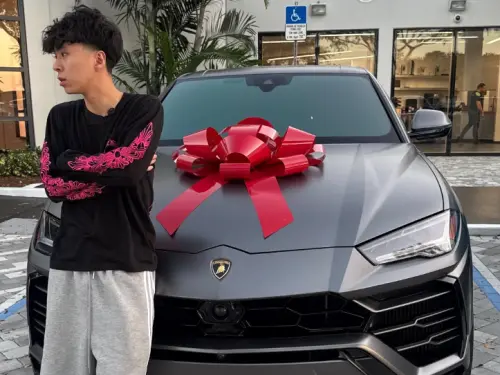 ▲年僅20歲的Ray今年1月初在美國購入人生第二輛車，是藍寶堅尼千萬跑旅Lamborghini Urus。（圖／IG@rayasianboy_）