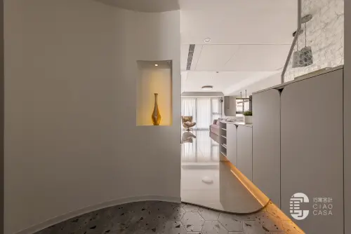 ▲以曲面量體柔化斜切格局，巧寓舍計鋪陳藝術端景與六角磚地坪，串起流動迎賓序列。