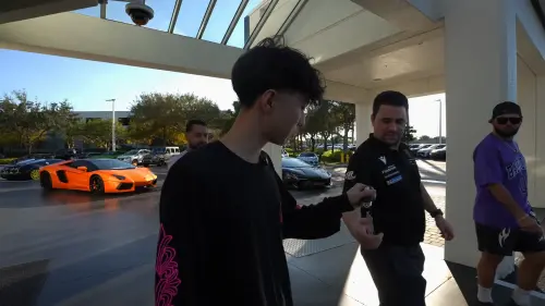 ▲Ray也表示：「藍寶堅尼就是自己的夢想車款。」經過一陣閒聊後，隨即在車廠員工Josh帶領之下，直接進入辦公室簽字，成為新車主拿到鑰匙。