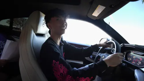 ▲Ray開心地開著自己的夢想車回家。