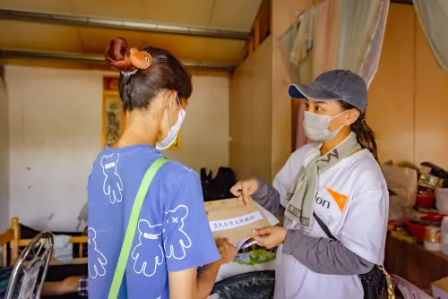 ▲台灣世界展望會社工訪視受災戶並發放生活補助金。（圖／蝦皮提供）