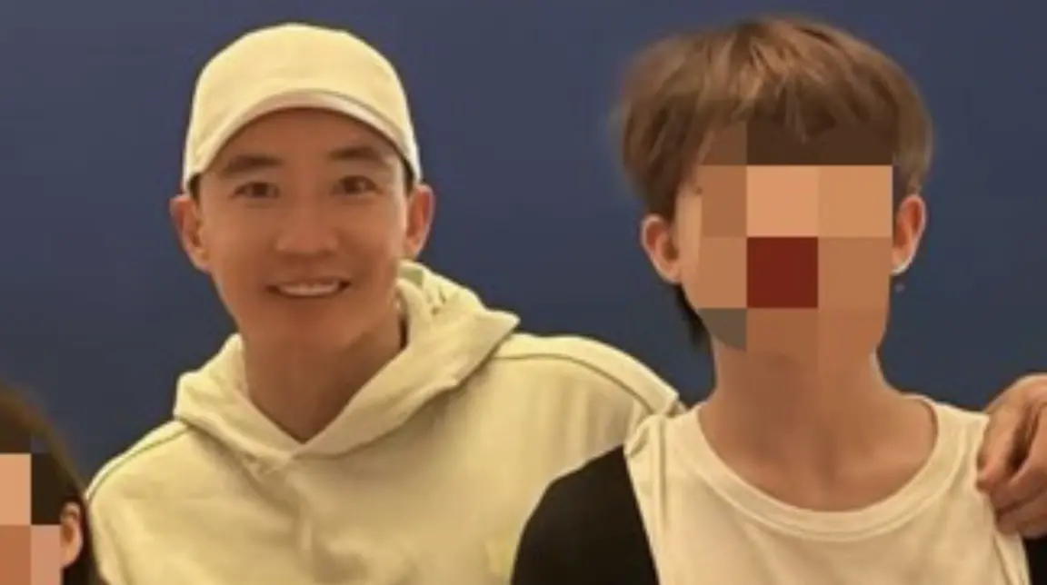 ▲53歲藝人劉畊宏（左）的14歲兒子劉宇恩（恩恩）暴風式抽高，站在178公分的爸爸旁邊幾乎一樣高，引來粉絲驚呼連連：「吃什麼長大的！」（圖／翻攝自劉畊宏IG）