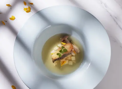 ▲「海鱸魚・柚香海鮮清湯」喝起來清爽卻香醇迷人（圖／夏登鐵板燒提供 www.lejardin.com.tw）