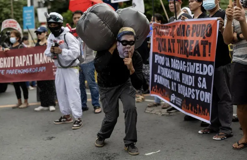 ▲2025年10月31日，菲律賓馬尼拉反貪抗議中，示威者戴小馬可仕（Ferdinand Marcos）面具上街表達不滿。（圖／路透社／達志影像）