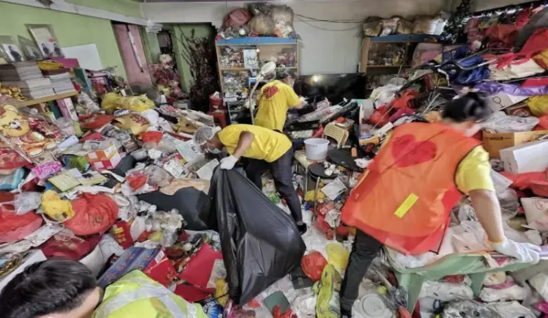 ▲義工團隊前往組屋，協助76歲郭姓婦人清理囤積多年的雜物，現場堆滿塑膠袋、紙箱與雜物，只剩狹窄通道可通行。（圖／翻攝自聯合早報）
