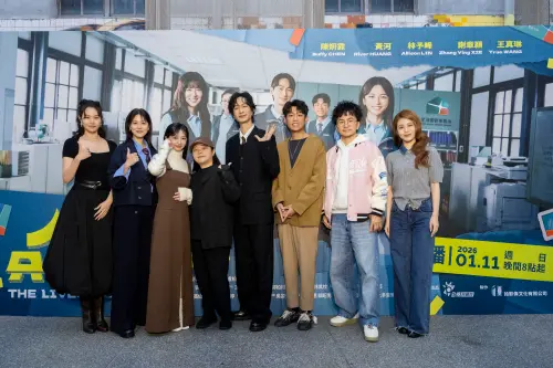 ▲《人生只租不賣》首映會，如(左起)圖王真琳、林予晞、陳姸霏、導演王逸鈴、黃河、謝章穎、唐從聖，以及主題曲歌手張語噥一同出席參加。(圖／公視台語台提供)