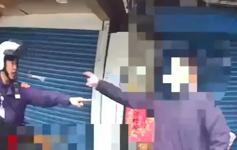 ▲新北市35歲邱姓男子上月20日上午在捷運蘆洲線三民高中站出口，高喊「我有槍」引發民眾恐慌，並在警方到場盤查時涉嫌攻擊員警。新北地檢署近日偵結，依刑法恐嚇公眾、妨害公務及傷害等罪嫌提起公訴。（圖／翻攝畫面）