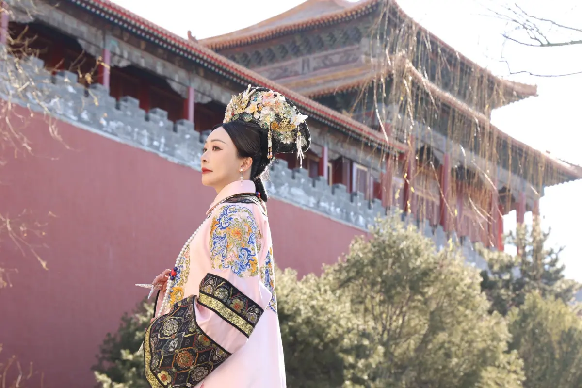 ▲連戰媳婦路永佳笑說，自己已經從格格變成皇后，她公開正藍旗家世，透露有滿人血統。（圖／路永佳臉書）