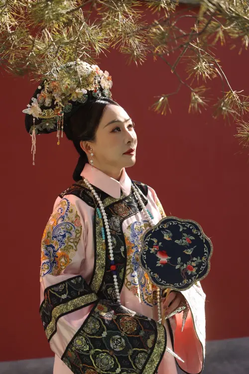 ▲▼路永佳穿旗服於紫禁城留影。（圖／路永佳臉書）