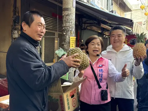 楊瓊瓔拚初選沙鹿市場掃街　顏寬恒全程陪同：對阿姑感恩在心頭

