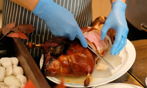 ▲烤鴨由師傅現切，皮脆肉嫩。（圖／記者葉盛耀攝）