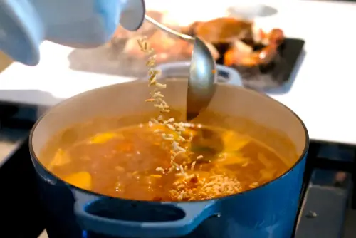 ▲紅蟳胡椒蝦湯泡飯是以大量蝦殼燉煮出湯頭，加入炸米增添香氣與口感。（圖／記者葉盛耀攝）