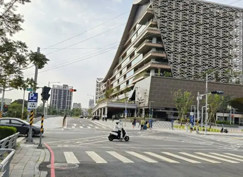 ▲鳳山車站南側曹謹路開通工程已在114年10月底正式完工通車，改善鳳山車站周邊交通瓶頸，健全人行空間，並形塑鳳山地區嶄新的城市門戶意象。（圖／高雄市政府提供）