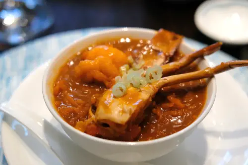 ▲紅蟳胡椒蝦湯泡飯裡頭有量不少的紅蟳肉與蝦子，湯頭紅潤誘人。（圖／記者葉盛耀攝）