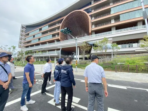 ▲副市長林欽榮率市府團隊前往視察第85期重劃區曹謹路打通工程。（圖／高雄市政府提供）