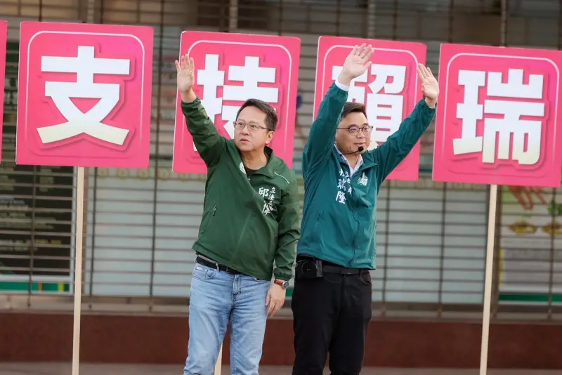 ▲ 立法委員賴瑞隆今天展開全日市場掃街及車掃行程，自清晨從北高雄的路竹出發，由立委邱志偉陪同至路竹區中山路及民強街口站路口，向通勤市民問早致意。（圖／立委賴瑞隆辦公室提供）