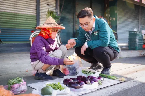 ▲ 今天賴瑞隆行程滿檔，清晨由邱志偉陪同站路口，隨後前往路竹民有市場掃街，逐攤向攤商與採買民眾寒暄互動。（圖／立委賴瑞隆辦公室提供）
