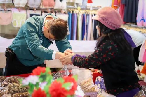 ▲ 賴瑞隆在路竹民有市場掃街，逐攤向攤商與採買民眾寒暄互動。（圖／立委賴瑞隆辦公室提供）