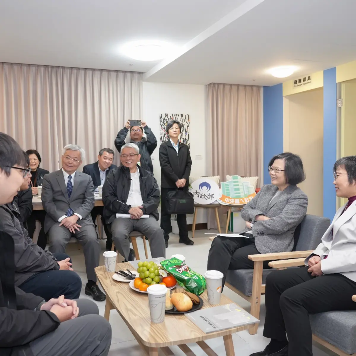 ▲前總統蔡英文參觀社宅　送這兩樣食物成焦點（圖／Threads:tsai_ingwen）