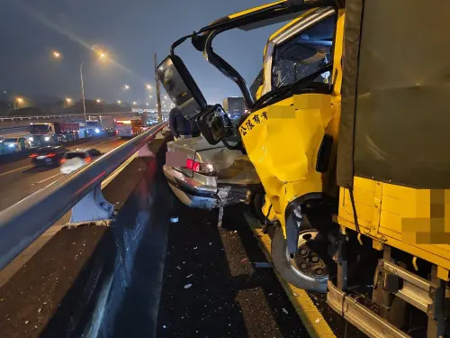 快訊／國道1號汐止路段車禍！3車追撞、貨車駕駛夾困車內
