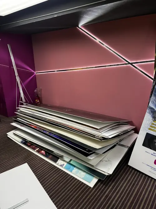 ▲新民生戲院現場有大量電影宣傳看板，要免費送出，看板預計只保留到1月16日。（圖／新民生戲院臉書）