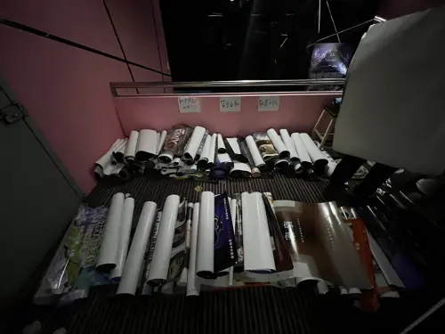 ▲新民生戲院有免費的海報跟看板可以帶回家，在1月31日結束營業前，只要你拿得走都可以帶走。（圖／新民生戲院臉書）