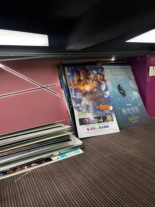▲新民生戲院發出的現場照片來看，目前擺在外面看板的大多都是2025年的電影，後續計這幾天還會再釋出更多2020年以前的舊海報。（圖／新民生戲院臉書）
