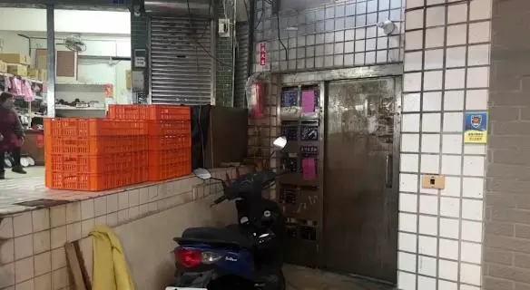 ▲基隆和平島市場內公寓發生砍人事件，1名男子多處刀傷送醫。（圖／翻攝畫面）