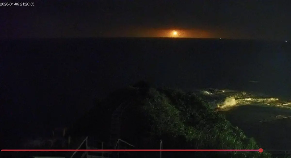 ▲直擊！東海岸鏡頭君拍下「搜救照明彈」點亮黑夜全力尋找失聯飛官。(YouTube:東部海岸國家風景區管理處)