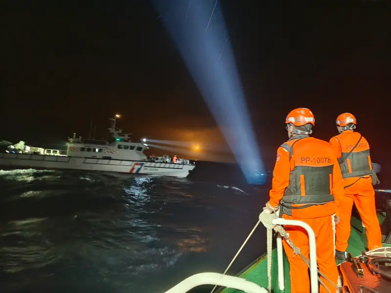 F-16飛官失聯！海巡出動3艦6艇　冒9級陣風巨浪與時間賽跑