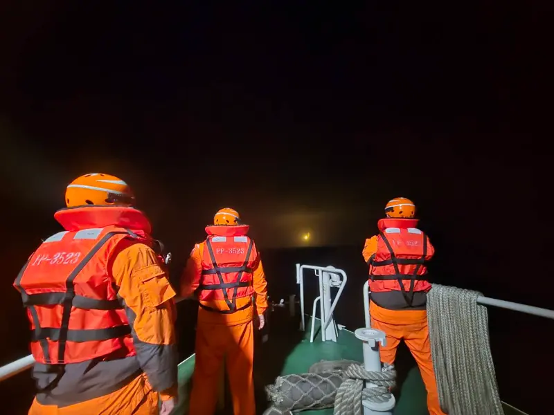    ▲F-16飛官失聯！海巡出動3艦6艇，冒9級陣風巨浪與時間賽跑。（圖／海巡署提供）  