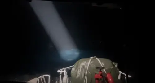 ▲花蓮空軍基地一架F-16V單座戰機（機號6700）6日晚間執行夜航訓練時突失聯，飛官辛柏毅上尉於晚上7時29分疑跳傘逃生，國軍正展開海空救援。（圖／翻攝畫面）