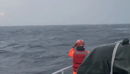 ▲花蓮空軍基地一架F-16V單座戰機（機號6700）6日晚間執行夜航訓練時突失聯，飛官辛柏毅上尉於晚上7時29分疑跳傘逃生，國防部與海巡署展開海空救援。（圖／翻攝畫面）