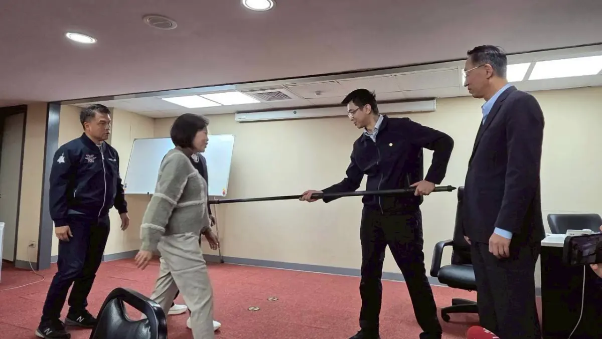 ▲台北捷運獲贈50支新型防爆叉，將優先配置於人流量較大的捷運站，協助站務人員與捷運警察執行防暴任務。（圖／翻攝游淑慧臉書）