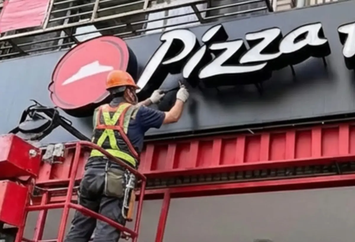 ▲連鎖披薩必勝客近日無預警貼出一段拆除招牌短片，甚至感性寫道「珍重再見」，讓許多人誤以為將退出市場，但真相公布後卻被全網罵到，被指行銷大翻車。（圖／必勝客臉書）