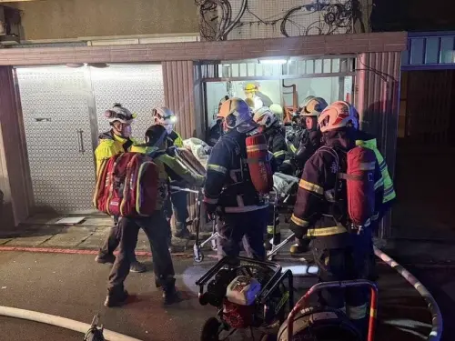 新北中和公寓凌晨驚傳氣爆！玻璃噴飛一地　1男「全身燻黑昏迷」
