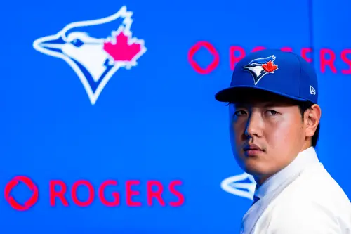 ▲前日本職棒讀賣巨人隊當家4番岡本和真今（7）日在多倫多羅傑斯中心（Rogers Centre）舉辦入隊記者會，正式披上多倫多藍鳥隊經典的藍白球衣。（圖／取自藍鳥官方X）
