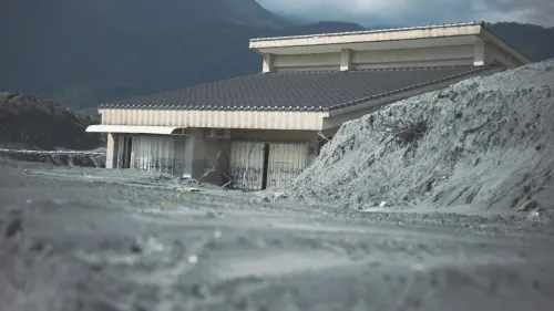 ▲佛祖街的民宅仍埋在淤泥中。（圖／記者王郁勳攝）