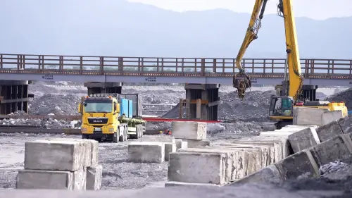 ▲馬太鞍鋼便橋趕工中，已於今年元旦通車。（圖／記者王郁勳攝）