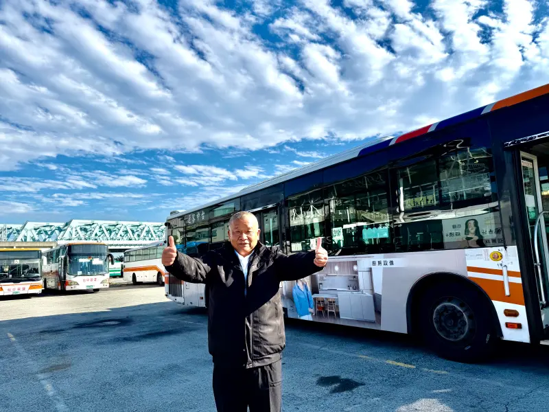 ▲公車駕駛謝竣吉10年前剛進公車業，為熟悉路線不只隨車認路，下班還騎機車用心找站牌(圖／交通局提供2026.1.7)